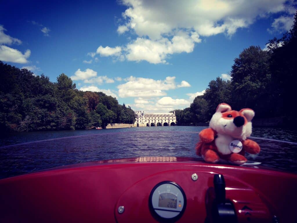 James Boond visite le château de Chenonceau en bateau