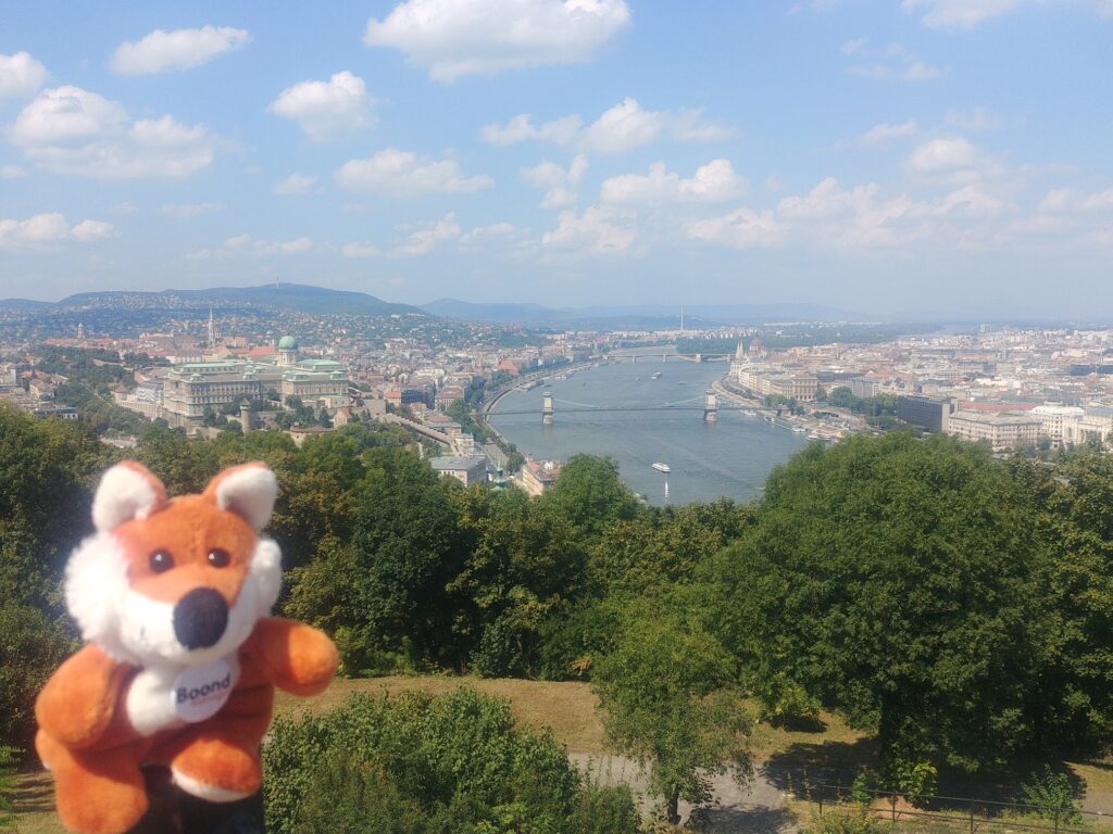 James Boond découvre Budapest, pause devant le Danube.